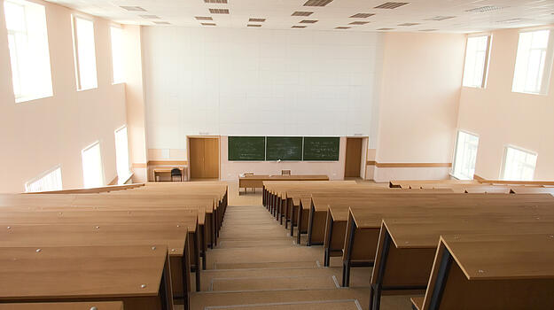 Leerer Hörsaal mit Holzbänken