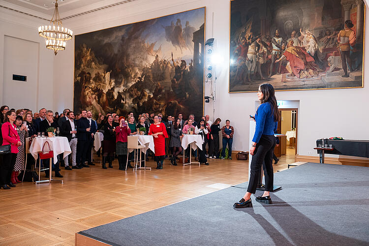 Annahita Esmailzadeh vor vollem Saal