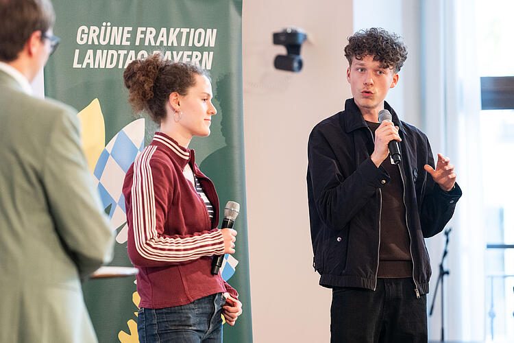 Junge Menschen sprechen in Mikrofone