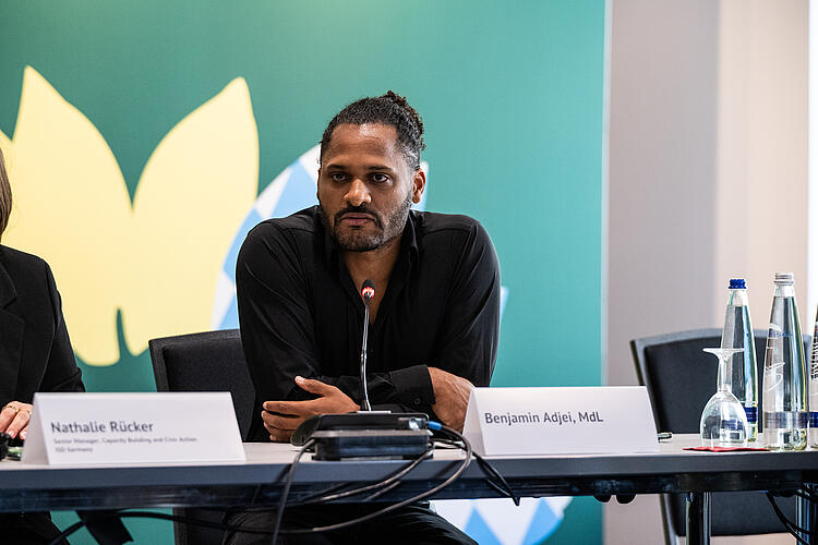 Benjamin Adjei, MdL, moderiert die Diskussion "Wehrhaftes Europa", Fraktionsklausur 2025, Passau.