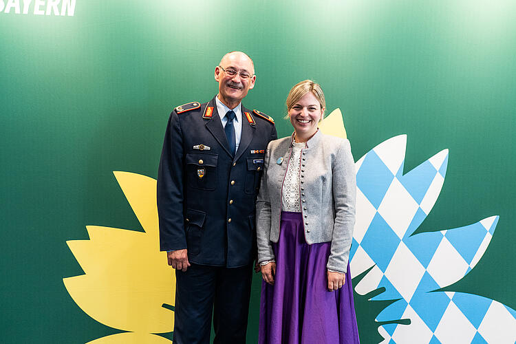 Gemeinsames Bild von Brigadegeneral Thomas Hambach, Kommandeur des Landeskommandos Bayern, Katharina Schulze, MdL, auf der Diskussionsveranstaltung "Wehrhaftes Europa", Fraktionsklausur 2025 in Passau.
