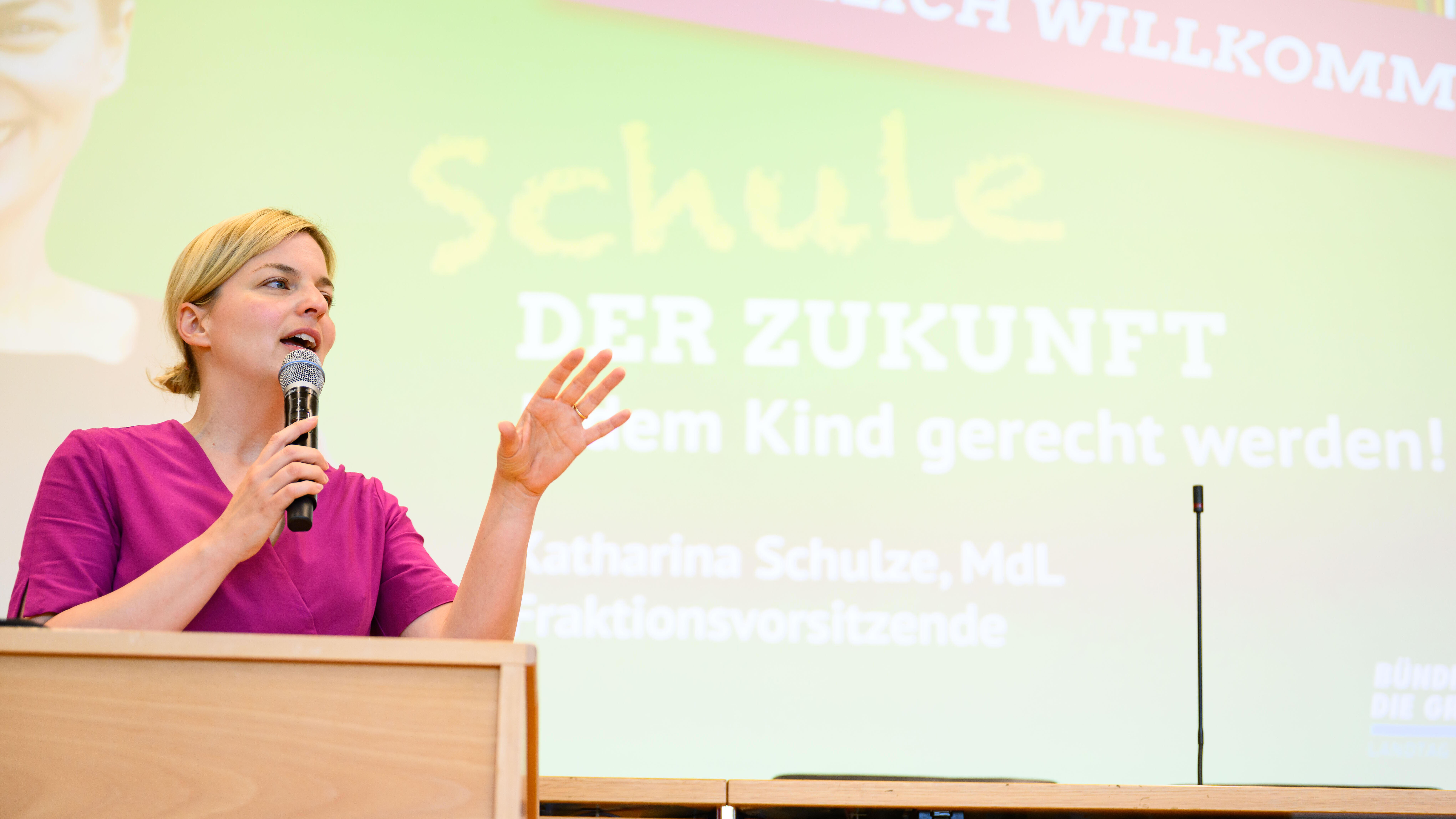 Foto: Lukas Barth-Tuttas Katharina Schulze spricht in Mikrofon