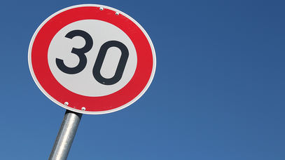Straßenmarkierung Tempo 30