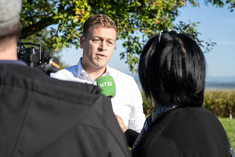Stefan Kaineder, Umwelt- und Klimalandesrat, Land Oberösterreich, im Interview auf der Wanderung "Hier atmet Europa", Grüne Bayern und Österreich, Fraktionsklausur 2025, Passau.