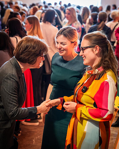 Julia Post und Katharina Schulze im Gespräch mit Veranstaltungsteilnehmerinnen