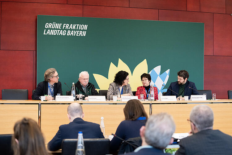 Prof. Dr. Kurt Gedrich, TU München, Josef Schmid, Arbeitsgemeinschaft bäuerliche Landwirtschaft Landesverband Bayern e.V., Jutta Saumweber, Verbraucherzentrale Bayern, Ursula Egger, REWE Region Süd, und Johannes Becher, MdL, auf dem Podium der Diskussionsrunde "Gutes Essen für alle – Utopie oder Grundrecht".