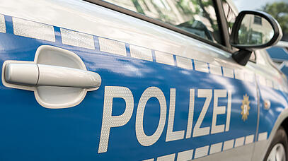 Nahaufnahme der Seite eines Polizeiautos. 