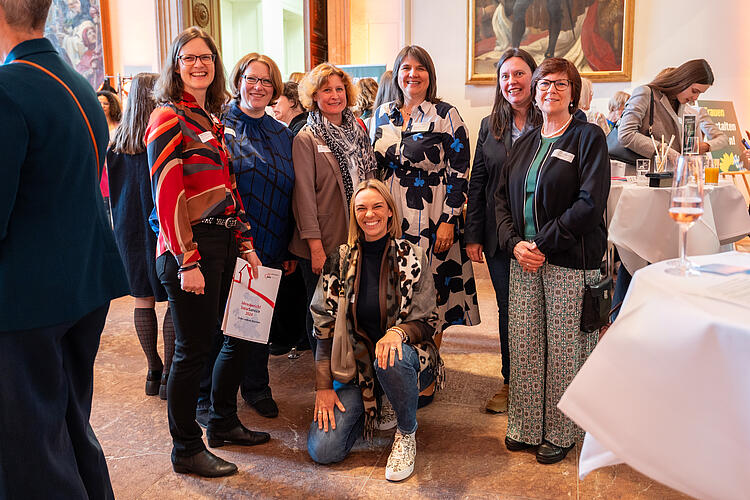 Eine Gruppe Frauen posiert für ein Foto