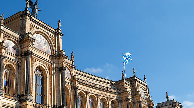 Ausschnitt des Maximilianeum vor blauem Himmel