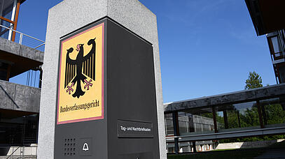 Schild mit dem Wappen der Bundesrepublik Deutschland und der Aufschrift: "Bundesverfassungsgericht". 