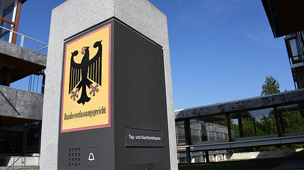 Schild mit dem Wappen der Bundesrepublik Deutschland und der Aufschrift: "Bundesverfassungsgericht". 