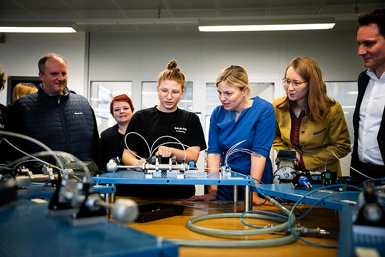 MAN-Mitarbeiter; MAN-Auszubildende; Verena Osgyan, MdL; Katharina Schulze, MdL; Eva Lettenbauer, MdL; Ludwig Hartmann, MdL