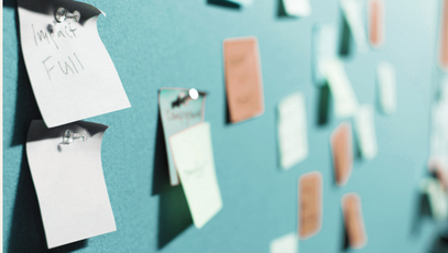 Pinwand mit Post-Its 