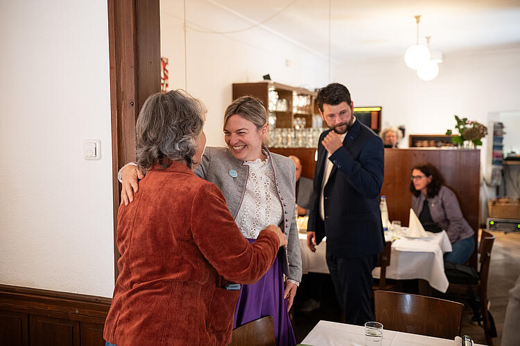 Katharina Schulze, MdL, begrüßt Gisela Sengl auf dem Frühschoppen der Fraktionsklausur in Passau 2025.