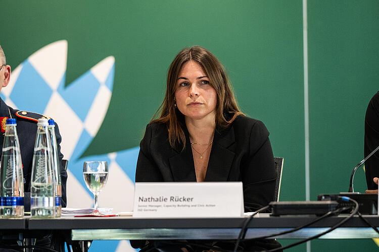 Nathalie Rücker, Senior Manager, Capacity Building & Civic Action, ISD Germany, spricht auf der Diskussion "Wehrhaftes Europa", Fraktionsklausur 2025, Passau.