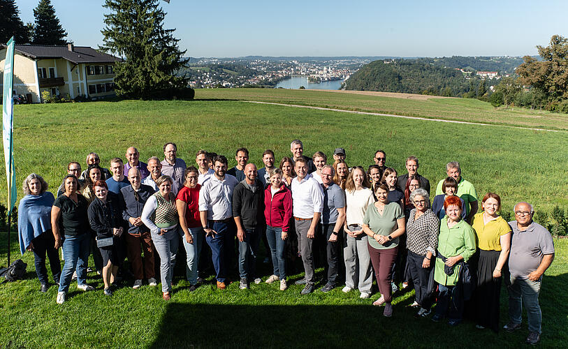 Gruppenbild der Grünen Landtagsfraktion Bayern mit Vertretern der Grünen Oberösterreich und Christian Graf, Bürgermeister von Freinberg, auf der Wanderung "Hier atmet Europa", Grüne Bayern und Österreich, Fraktionsklausur 2025, Passau.