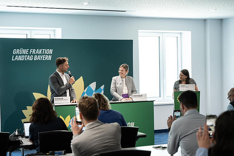 Toni Schuberl, MdL, Katharina Schulze, MdL und Lena Motzer, Pressesprecherin der Grünen Fraktion im Landtag auf der Eröffnungspressekonferenz der Fraktionsklausur 2025 in Passau.