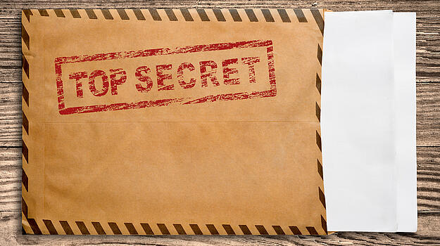 Briefumschlag mit "Top Secret" Aufschrift