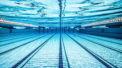 Wassser im Schwimmbecken von unten nach oben fotografiert.