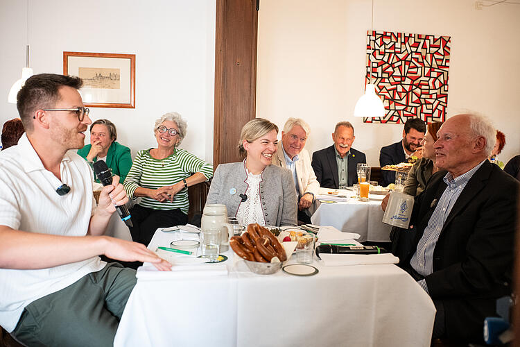 Martin Frank, Kabarettist, Katharina Schulze, MdL, und Erwin Huber, Ex-CSU-Chef und Finanzminster a.D. beim Frühschoppen auf der Fraktionsklausur 2025 in Passau.
