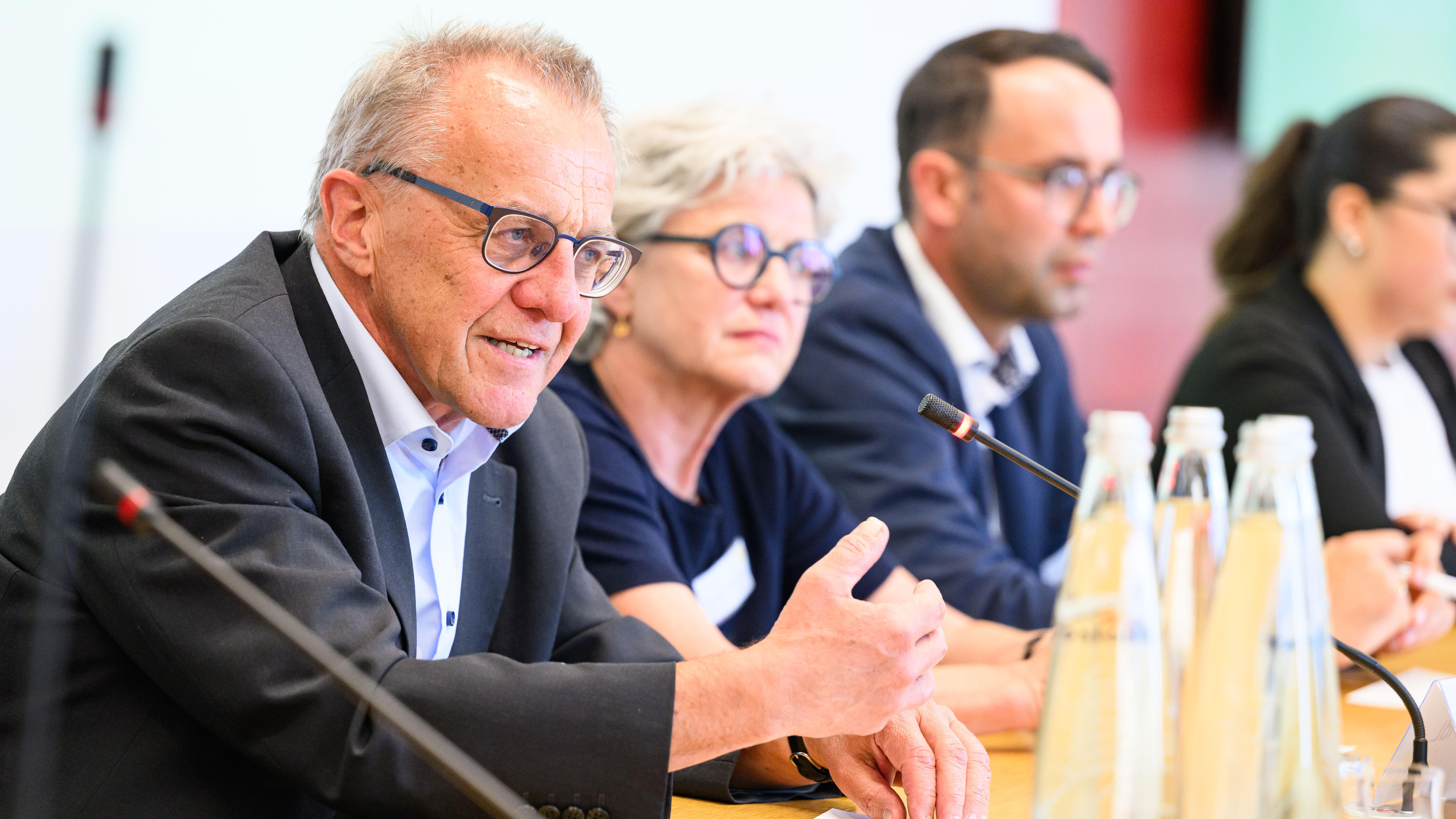 Foto: Lukas Barth-Tuttas Thomas Gehring spricht in Mikrofon