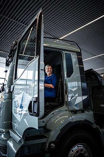 Katharina Schulze, MdL in Lkw-Führerhaus