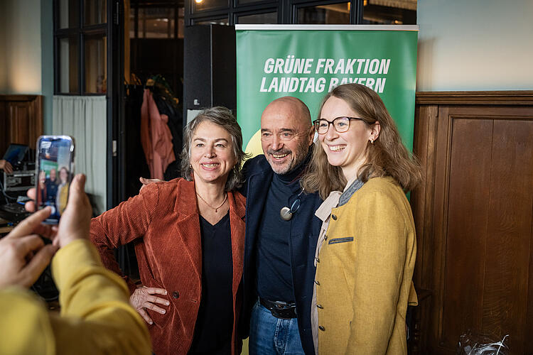 Gruppenfoto mit Gisela Sengl, Landesvorsitzende Grüne Bayern, Christian Neureuther, ehem. dt. Skirennläufer und Eva Lettenbauer, MdL.