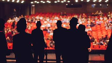 Blick von der Theaterbühne ins Publikum