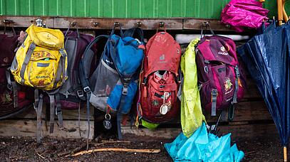 Rucksäcke an einer Garderobe in einem Waldkindergarten.