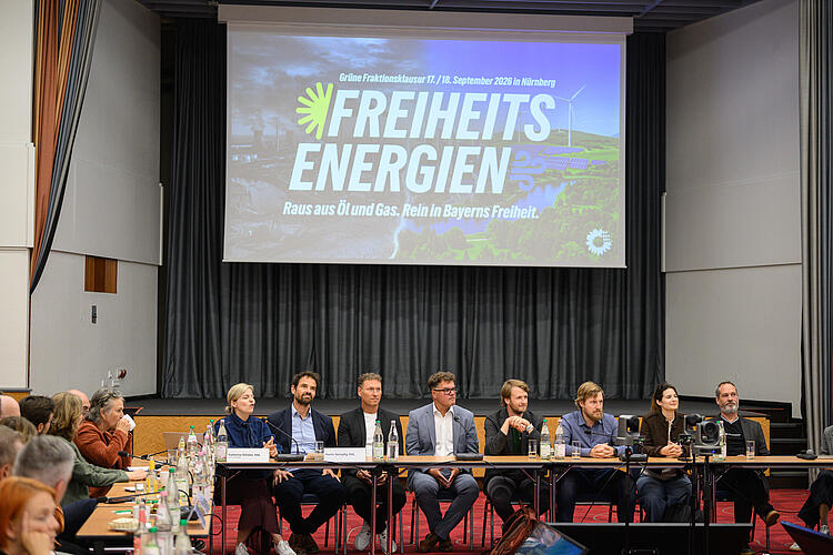 Katharina Schulze und Martin Stümpfig an einem langen Tisch mit Vertreter*innen innovativer bayerischer Energieunternehmen