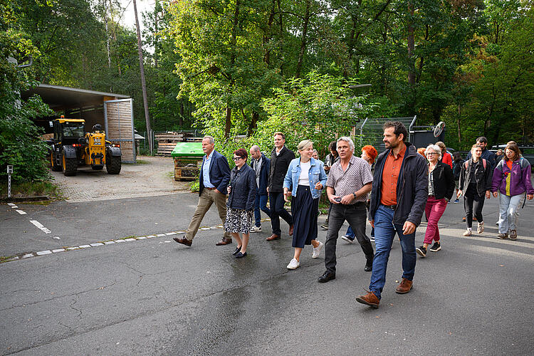 Eine Gruppe Abgeordneter auf dem Weg durch den Nürnberger Tiergarten. An der Spitze Dr. Dag Encke, Direktur des Tiergartens, mit Katharina Schulze und Martin Stümpfig.