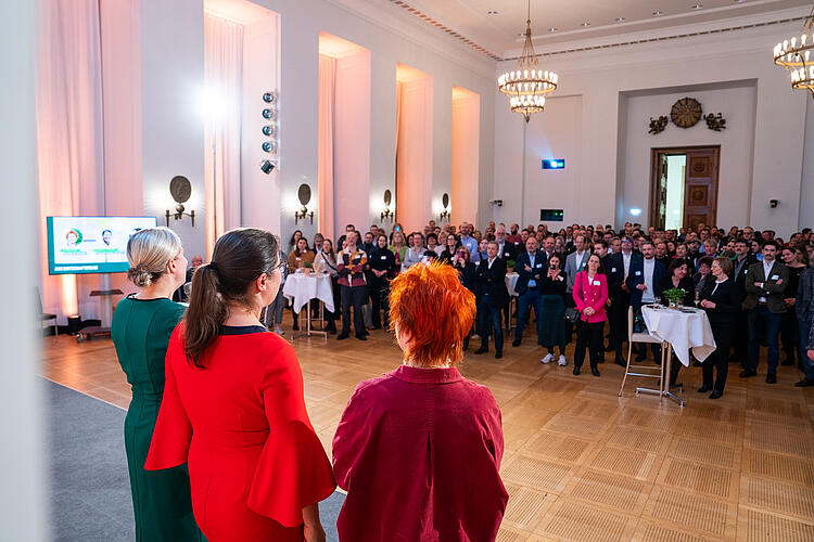 Katarina Schulze, Stephanie Schuhknecht, Barbara Fuchs vor einem vollen Saal