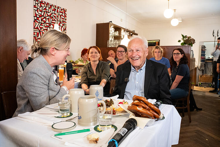 Katharina Schulze, MdL, und Erwin Huber, Ex-CSU-Chef und Finanzminister a.D. beim Frühschoppen auf der Fraktionsklausur 2025 in Passau.