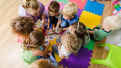 Kinder im Stuhlkreis