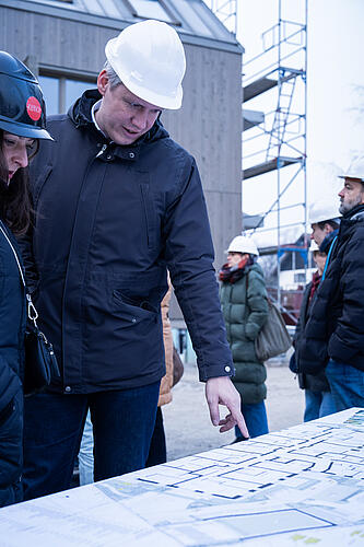 Christian Zwanziger, MdL, studiert die Baupläne des Projekts.
