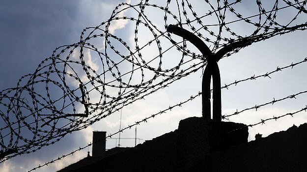 Draht auf Gefängniszaun