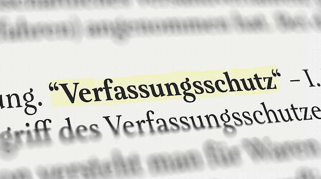Ein Ausschnitt einer Buchseite, auf der das Wort "Verfassungsschutz" steht.