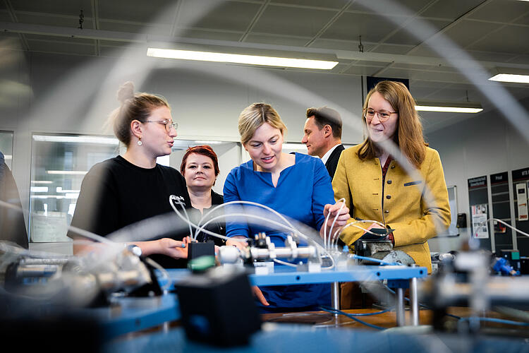 MAN-Auszubildende; Verena Osgyan, MdL; Katharina Schulze, MdL; Ludwig Hartmann, MdL; Eva Lettenbauer, MdL