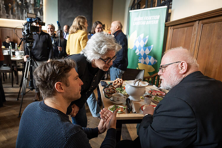 Toni Schuberl, MdL, und Gabriele Triebel, MdL, im Gespräch mit Kardinal Reinhard Marx.