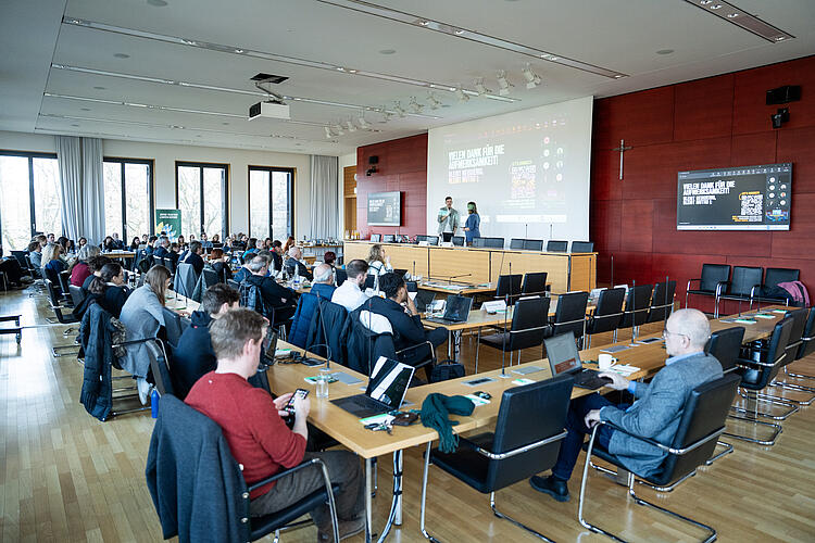 Blick in den Veranstaltungsraum der Diskussionsrunde "Wie ernähren wir uns in fünf, zehn oder zwanzig Jahren?" im Landtag.
