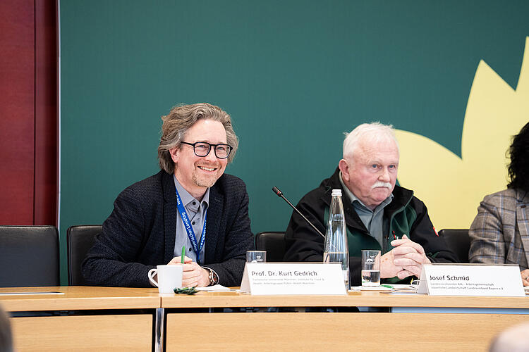 Prof. Dr. Kurt Gedrich, TU München, Josef Schmid, Arbeitsgemeinschaft bäuerliche Landwirtschaft Landesverband Bayern e.V. auf dem Podium der Diskussionsrunde "Gutes Essen für alle – Utopie oder Grundrecht?".