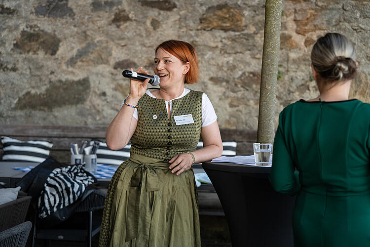 Mia Goller, MdL, hält das Grußwort auf der Veranstaltung Grüne in Niederbayern, Fraktionsklausur 2025, Passau.