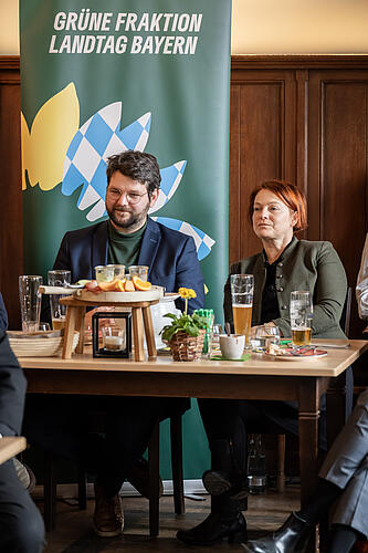 Johannes Becher, MdL, und Mia Goller, MdL, beim Frühschoppen der Landtags-Grünen. 