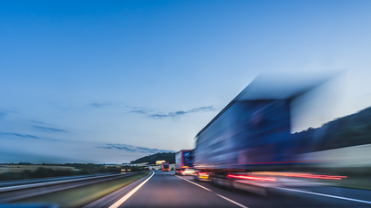 Ein LKW und ein Auto auf der Autobahn