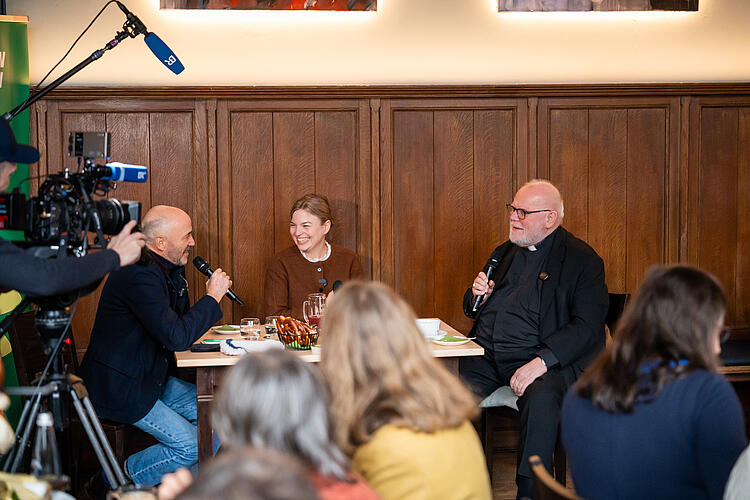 Christian Neureuther, ehem. dt. Skirennläufer, Katharina Schulze, MdL, und Kardinal Reinhard Marx, Erzbischof von München und Freising im Gespräch beim Frühschoppen der Landtags-Grünen.