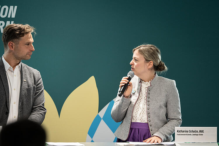 Katharina Schulze, MdL, spricht gemeinsam mit Toni Schuberl, MdL, auf der Eröffnungspressekonferenz der Fraktionsklausur 2025 in Passau.