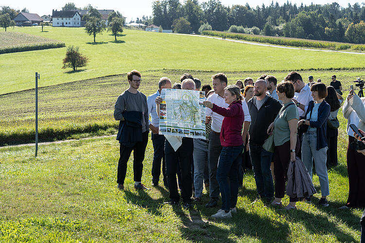 Gruppenbild der Wanderung "Hier atmet Europa", Grüne Bayern und Österreich, Fraktionsklausur 2025, Passau.