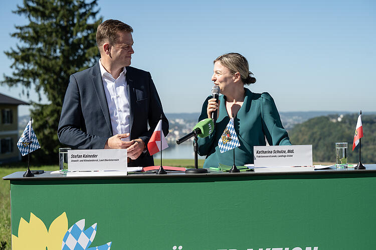 Stefan Kaineder, Umwelt- und Landesklimarat, Land Oberösterreich, und Katharina Schulze, MdL, sprechen auf der Abschluss-Pressekonferenz, Fraktionsklausur 2025, Passau.