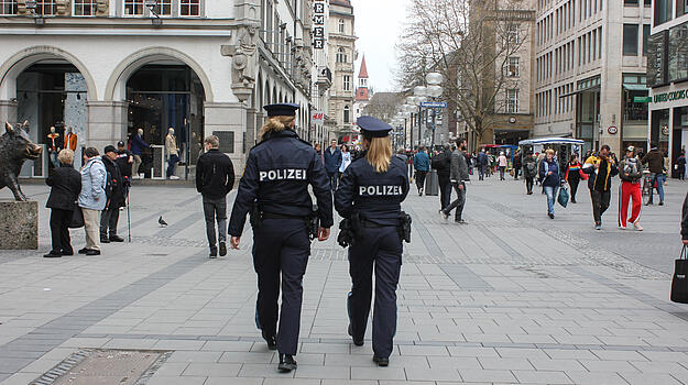 Zwei Polizistinnen gehen durch die Münchner Kaufingerstraße. 
