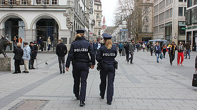 Zwei Polizistinnen gehen durch die Münchner Kaufingerstraße. 